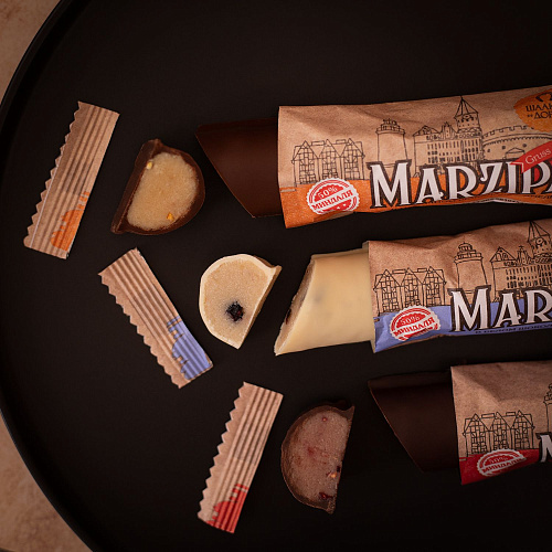 Марципановый батончик в белом шоколаде со смородиной